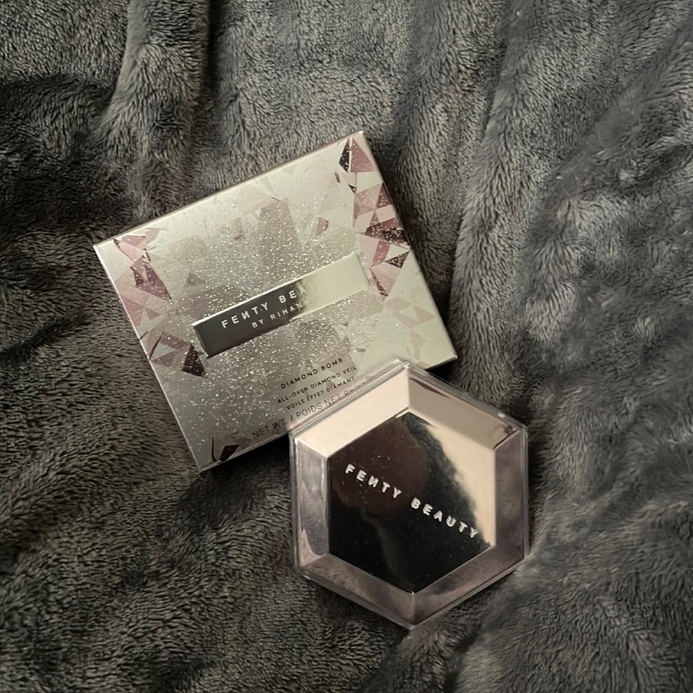 Fenty Beauty Diamond Bomb All Over Highlight Powder Veil